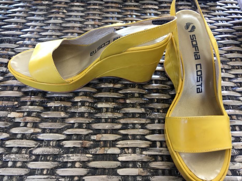 sapatos amarelo torrado